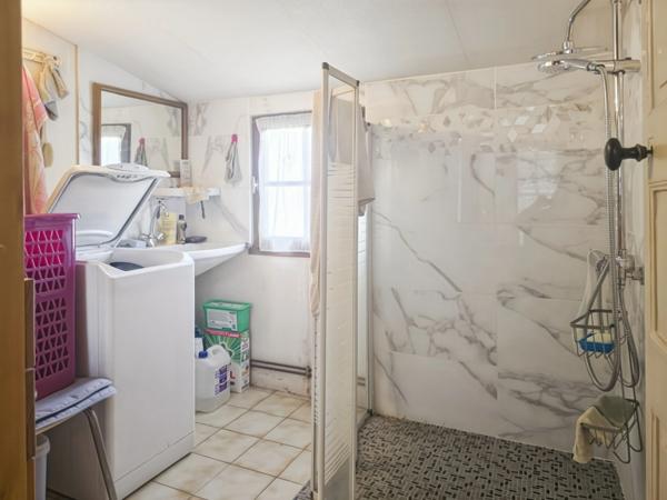 Entre Le Mans et Tours, découvrez ce terrain de loisirs et son chalet au cœur d’un environnement naturel privilégié à Aubigné-Racan