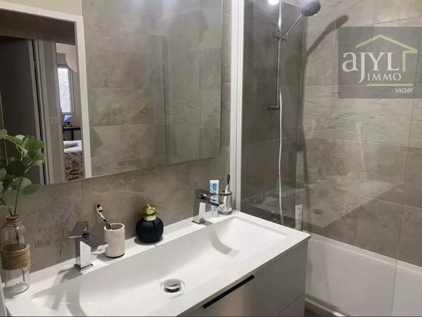 Appartement
         4 pièces
        - 92 m² 220 000 € *