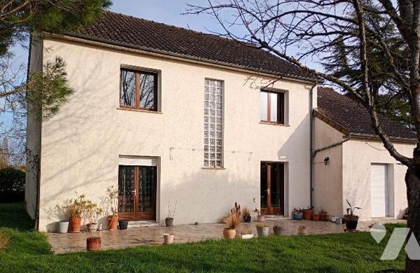 PAVILLON BEG, env. 140m2 hab., comprenant :
. en RC : entrée, wc, cuisine aménagée et équipée ...