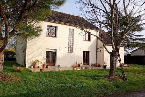 PAVILLON BEG, env. 140m2 hab., comprenant :
. en RC : entrée, wc, cuisine aménagée et équipée ...