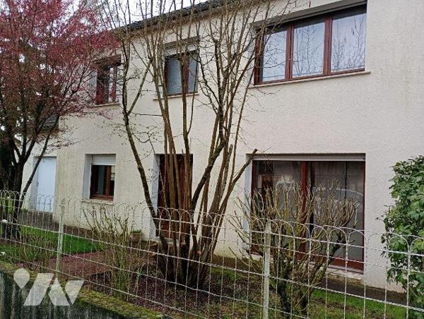 PAVILLON BEG, env. 140m2 hab., comprenant :
. en RC : entrée, wc, cuisine aménagée et équipée ...