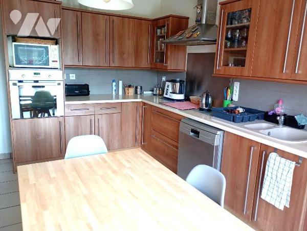 PAVILLON BEG, env. 140m2 hab., comprenant :
. en RC : entrée, wc, cuisine aménagée et équipée ...