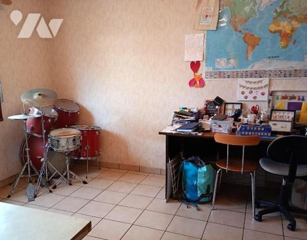 PAVILLON BEG, env. 140m2 hab., comprenant :
. en RC : entrée, wc, cuisine aménagée et équipée ...