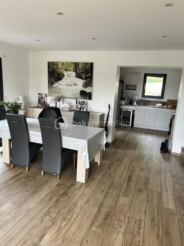 Bsk immobilier vous propose une maison très agréable d'environ 90m² tout confort à 3 minutes du lac St Cassien.
Elle se compose au Rez-de-chaussée d'une grande pièce à vivre avec une cuisine entièrement équipée et un toilette invités.
A l'étage deux grandes chambres avec dressing, une salle de bain et un WC séparé.
A l'extérieur vous profiterez d'une terrasse carrelé avec une  pergola donnant sur le jardin, un Parking goudronné et un chalet en bois atelier.
Toute la maison est équipée de la climatisation réversible.
Exposition sud.
Proche de toutes commodités, collège et accès pour l'autoroute.