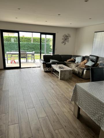Bsk immobilier vous propose une maison très agréable d'environ 90m² tout confort à 3 minutes du lac St Cassien.
Elle se compose au Rez-de-chaussée d'une grande pièce à vivre avec une cuisine entièrement équipée et un toilette invités.
A l'étage deux grandes chambres avec dressing, une salle de bain et un WC séparé.
A l'extérieur vous profiterez d'une terrasse carrelé avec une  pergola donnant sur le jardin, un Parking goudronné et un chalet en bois atelier.
Toute la maison est équipée de la climatisation réversible.
Exposition sud.
Proche de toutes commodités, collège et accès pour l'autoroute.