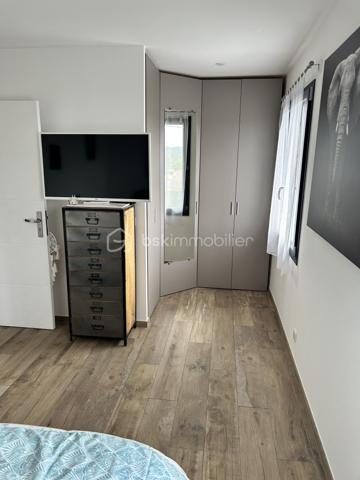Bsk immobilier vous propose une maison très agréable d'environ 90m² tout confort à 3 minutes du lac St Cassien.
Elle se compose au Rez-de-chaussée d'une grande pièce à vivre avec une cuisine entièrement équipée et un toilette invités.
A l'étage deux grandes chambres avec dressing, une salle de bain et un WC séparé.
A l'extérieur vous profiterez d'une terrasse carrelé avec une  pergola donnant sur le jardin, un Parking goudronné et un chalet en bois atelier.
Toute la maison est équipée de la climatisation réversible.
Exposition sud.
Proche de toutes commodités, collège et accès pour l'autoroute.