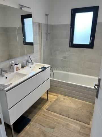 Bsk immobilier vous propose une maison très agréable d'environ 90m² tout confort à 3 minutes du lac St Cassien.
Elle se compose au Rez-de-chaussée d'une grande pièce à vivre avec une cuisine entièrement équipée et un toilette invités.
A l'étage deux grandes chambres avec dressing, une salle de bain et un WC séparé.
A l'extérieur vous profiterez d'une terrasse carrelé avec une  pergola donnant sur le jardin, un Parking goudronné et un chalet en bois atelier.
Toute la maison est équipée de la climatisation réversible.
Exposition sud.
Proche de toutes commodités, collège et accès pour l'autoroute.
