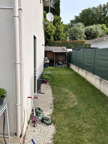 Bsk immobilier vous propose une maison très agréable d'environ 90m² tout confort à 3 minutes du lac St Cassien.
Elle se compose au Rez-de-chaussée d'une grande pièce à vivre avec une cuisine entièrement équipée et un toilette invités.
A l'étage deux grandes chambres avec dressing, une salle de bain et un WC séparé.
A l'extérieur vous profiterez d'une terrasse carrelé avec une  pergola donnant sur le jardin, un Parking goudronné et un chalet en bois atelier.
Toute la maison est équipée de la climatisation réversible.
Exposition sud.
Proche de toutes commodités, collège et accès pour l'autoroute.