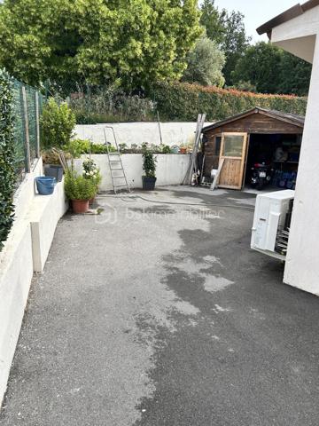 Bsk immobilier vous propose une maison très agréable d'environ 90m² tout confort à 3 minutes du lac St Cassien.
Elle se compose au Rez-de-chaussée d'une grande pièce à vivre avec une cuisine entièrement équipée et un toilette invités.
A l'étage deux grandes chambres avec dressing, une salle de bain et un WC séparé.
A l'extérieur vous profiterez d'une terrasse carrelé avec une  pergola donnant sur le jardin, un Parking goudronné et un chalet en bois atelier.
Toute la maison est équipée de la climatisation réversible.
Exposition sud.
Proche de toutes commodités, collège et accès pour l'autoroute.