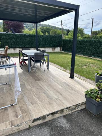 Bsk immobilier vous propose une maison très agréable d'environ 90m² tout confort à 3 minutes du lac St Cassien.
Elle se compose au Rez-de-chaussée d'une grande pièce à vivre avec une cuisine entièrement équipée et un toilette invités.
A l'étage deux grandes chambres avec dressing, une salle de bain et un WC séparé.
A l'extérieur vous profiterez d'une terrasse carrelé avec une  pergola donnant sur le jardin, un Parking goudronné et un chalet en bois atelier.
Toute la maison est équipée de la climatisation réversible.
Exposition sud.
Proche de toutes commodités, collège et accès pour l'autoroute.