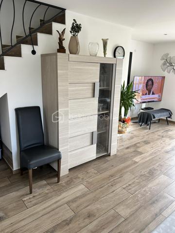 Bsk immobilier vous propose une maison très agréable d'environ 90m² tout confort à 3 minutes du lac St Cassien.
Elle se compose au Rez-de-chaussée d'une grande pièce à vivre avec une cuisine entièrement équipée et un toilette invités.
A l'étage deux grandes chambres avec dressing, une salle de bain et un WC séparé.
A l'extérieur vous profiterez d'une terrasse carrelé avec une  pergola donnant sur le jardin, un Parking goudronné et un chalet en bois atelier.
Toute la maison est équipée de la climatisation réversible.
Exposition sud.
Proche de toutes commodités, collège et accès pour l'autoroute.