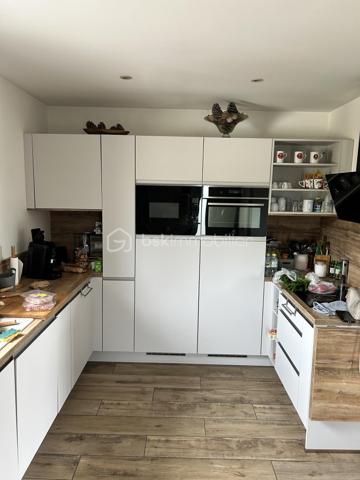 Bsk immobilier vous propose une maison très agréable d'environ 90m² tout confort à 3 minutes du lac St Cassien.
Elle se compose au Rez-de-chaussée d'une grande pièce à vivre avec une cuisine entièrement équipée et un toilette invités.
A l'étage deux grandes chambres avec dressing, une salle de bain et un WC séparé.
A l'extérieur vous profiterez d'une terrasse carrelé avec une  pergola donnant sur le jardin, un Parking goudronné et un chalet en bois atelier.
Toute la maison est équipée de la climatisation réversible.
Exposition sud.
Proche de toutes commodités, collège et accès pour l'autoroute.