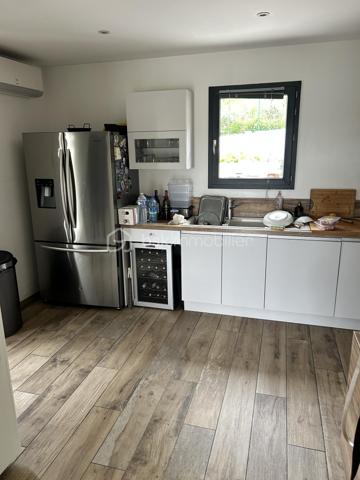 Bsk immobilier vous propose une maison très agréable d'environ 90m² tout confort à 3 minutes du lac St Cassien.
Elle se compose au Rez-de-chaussée d'une grande pièce à vivre avec une cuisine entièrement équipée et un toilette invités.
A l'étage deux grandes chambres avec dressing, une salle de bain et un WC séparé.
A l'extérieur vous profiterez d'une terrasse carrelé avec une  pergola donnant sur le jardin, un Parking goudronné et un chalet en bois atelier.
Toute la maison est équipée de la climatisation réversible.
Exposition sud.
Proche de toutes commodités, collège et accès pour l'autoroute.
