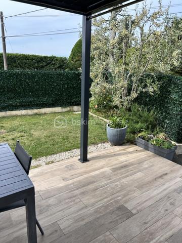 Bsk immobilier vous propose une maison très agréable d'environ 90m² tout confort à 3 minutes du lac St Cassien.
Elle se compose au Rez-de-chaussée d'une grande pièce à vivre avec une cuisine entièrement équipée et un toilette invités.
A l'étage deux grandes chambres avec dressing, une salle de bain et un WC séparé.
A l'extérieur vous profiterez d'une terrasse carrelé avec une  pergola donnant sur le jardin, un Parking goudronné et un chalet en bois atelier.
Toute la maison est équipée de la climatisation réversible.
Exposition sud.
Proche de toutes commodités, collège et accès pour l'autoroute.
