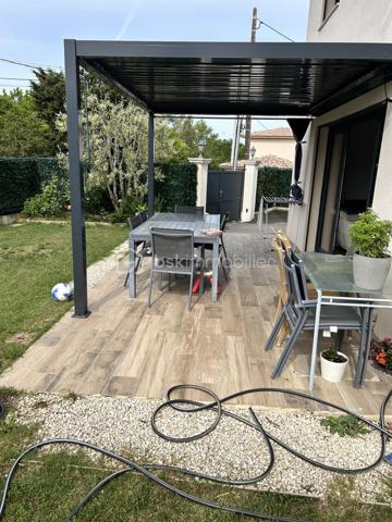 Bsk immobilier vous propose une maison très agréable d'environ 90m² tout confort à 3 minutes du lac St Cassien.
Elle se compose au Rez-de-chaussée d'une grande pièce à vivre avec une cuisine entièrement équipée et un toilette invités.
A l'étage deux grandes chambres avec dressing, une salle de bain et un WC séparé.
A l'extérieur vous profiterez d'une terrasse carrelé avec une  pergola donnant sur le jardin, un Parking goudronné et un chalet en bois atelier.
Toute la maison est équipée de la climatisation réversible.
Exposition sud.
Proche de toutes commodités, collège et accès pour l'autoroute.
