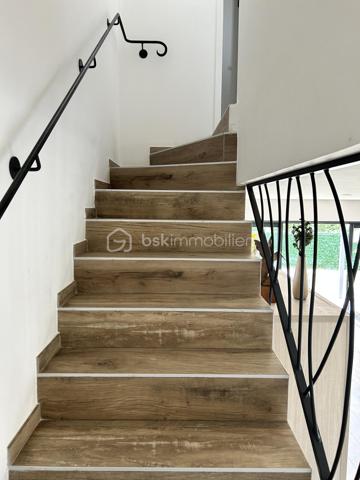 Bsk immobilier vous propose une maison très agréable d'environ 90m² tout confort à 3 minutes du lac St Cassien.
Elle se compose au Rez-de-chaussée d'une grande pièce à vivre avec une cuisine entièrement équipée et un toilette invités.
A l'étage deux grandes chambres avec dressing, une salle de bain et un WC séparé.
A l'extérieur vous profiterez d'une terrasse carrelé avec une  pergola donnant sur le jardin, un Parking goudronné et un chalet en bois atelier.
Toute la maison est équipée de la climatisation réversible.
Exposition sud.
Proche de toutes commodités, collège et accès pour l'autoroute.