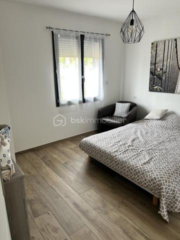Bsk immobilier vous propose une maison très agréable d'environ 90m² tout confort à 3 minutes du lac St Cassien.
Elle se compose au Rez-de-chaussée d'une grande pièce à vivre avec une cuisine entièrement équipée et un toilette invités.
A l'étage deux grandes chambres avec dressing, une salle de bain et un WC séparé.
A l'extérieur vous profiterez d'une terrasse carrelé avec une  pergola donnant sur le jardin, un Parking goudronné et un chalet en bois atelier.
Toute la maison est équipée de la climatisation réversible.
Exposition sud.
Proche de toutes commodités, collège et accès pour l'autoroute.