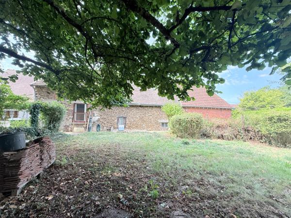 EN EXCLUSIVITE Longère en pierre 90m², sur terrain de 2379m² 69 990 €