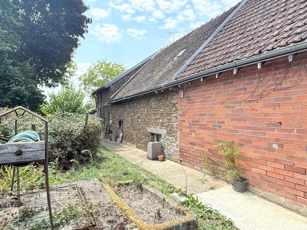 EN EXCLUSIVITE Longère en pierre 90m², sur terrain de 2379m² 69 990 €