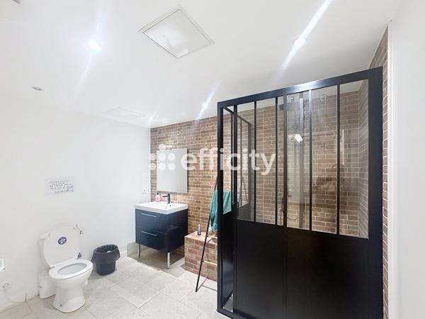Local Commercial
        
        - 980 m² 1 272 000 €*