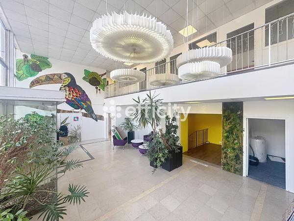 Local Commercial
        
        - 980 m² 1 272 000 €*