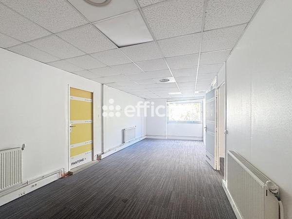Local Commercial
        
        - 980 m² 1 272 000 €*