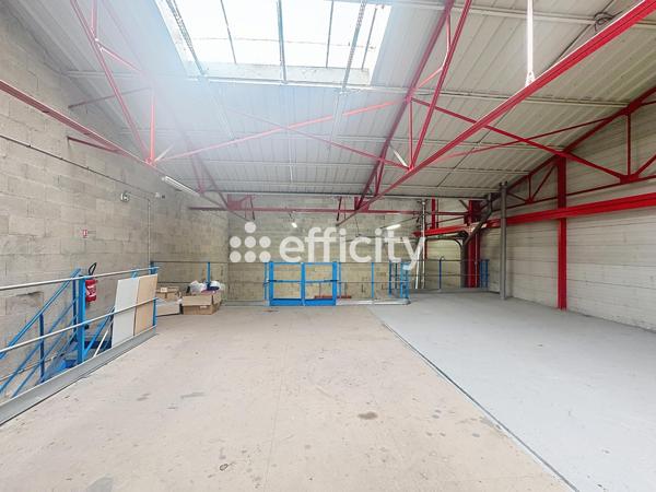 Local Commercial
        
        - 980 m² 1 272 000 €*