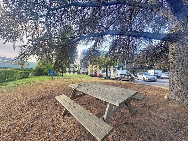 Local Commercial
        
        - 980 m² 1 272 000 €*
