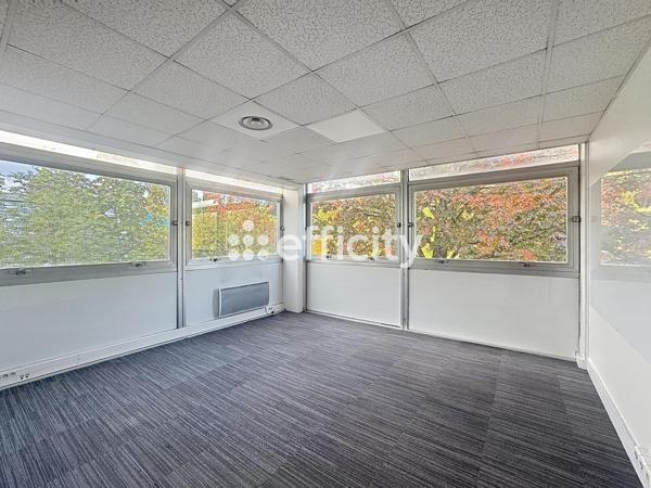 Local Commercial
        
        - 980 m² 1 272 000 €*