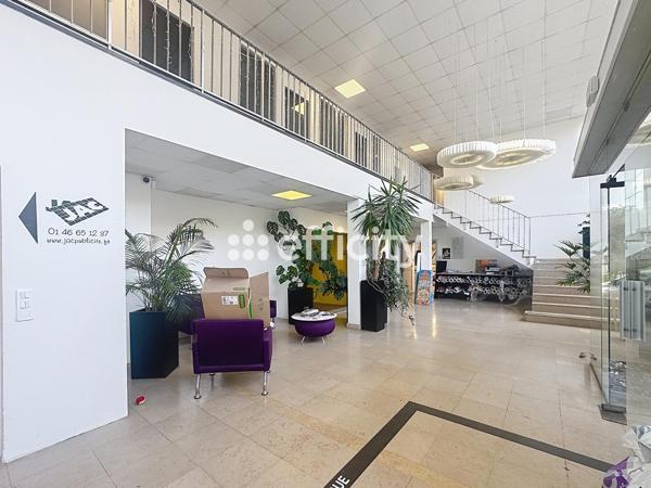 Local Commercial
        
        - 980 m² 1 272 000 €*