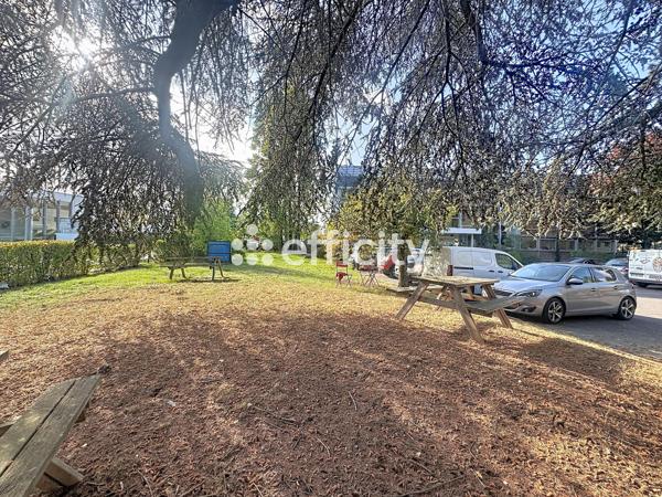 Local Commercial
        
        - 980 m² 1 272 000 €*