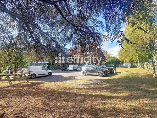 Local Commercial
        
        - 980 m² 1 272 000 €*