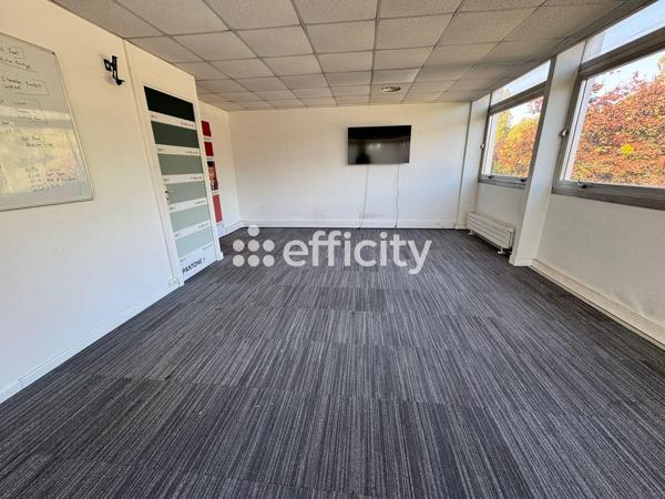 Local Commercial
        
        - 980 m² 1 272 000 €*
