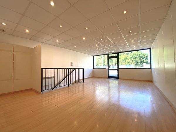 Local commercial Bois D Arcy 2 pièce(s) 79.07 m2