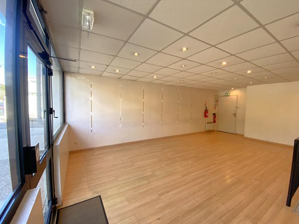 Local commercial Bois D Arcy 2 pièce(s) 79.07 m2
