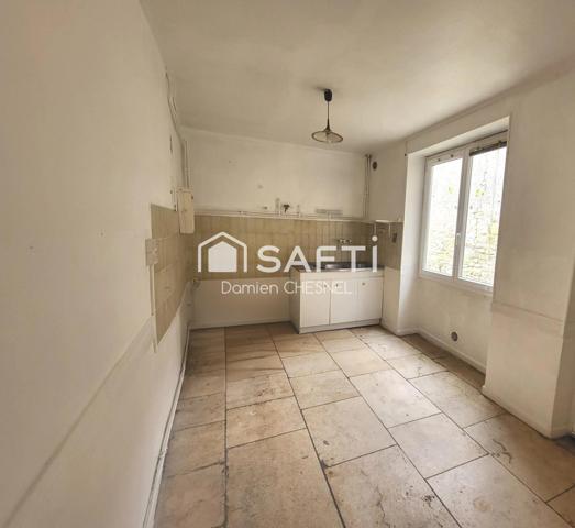 Maison de ville avec cour et dépendance