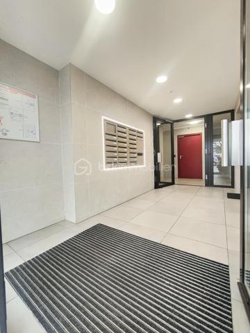 L'opportunité à saisir!
 Appartement T4 lumineux dans une résidence rénovée (ravalement extérieure et parties communes) avec parking privatif et cave.
A proximité de toutes commodités.
2 belles chambres (possibilité d'une troisième chambre), spacieuse cuisine avec cellier, séjour ouvert sur le balcon, salle de bain et WC séparé, dressing et de nombreux rangements composent cet appartement.
Les plus de ce bien: chauffage collectif au sol ( géothermie)  
                                   double vitrage 
                                   3 minutes de la gare
                                   ravalement et rénovation récents
                                   accès sécurisé
A visiter rapidement!