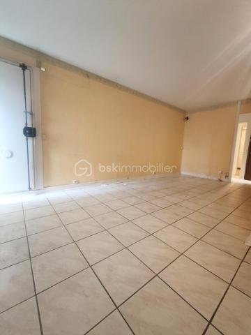 L'opportunité à saisir!
 Appartement T4 lumineux dans une résidence rénovée (ravalement extérieure et parties communes) avec parking privatif et cave.
A proximité de toutes commodités.
2 belles chambres (possibilité d'une troisième chambre), spacieuse cuisine avec cellier, séjour ouvert sur le balcon, salle de bain et WC séparé, dressing et de nombreux rangements composent cet appartement.
Les plus de ce bien: chauffage collectif au sol ( géothermie)  
                                   double vitrage 
                                   3 minutes de la gare
                                   ravalement et rénovation récents
                                   accès sécurisé
A visiter rapidement!