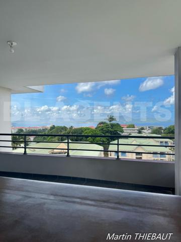 Appartement d’exception au dernier étage avec vue imprenable sur la baie de Fort-de-France