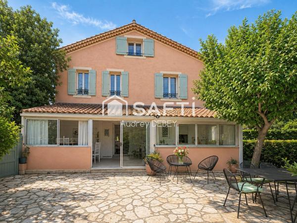 À QUELQUES MINUTES DU CÉLÈBRE VILLAGE MÉDIÉVAL DU CASTELLET, PROFITEZ D’UNE VÉRITABLE VIE DE VILLAGE AVEC COMMERCES À PROXIMITÉ ET LITTORAL