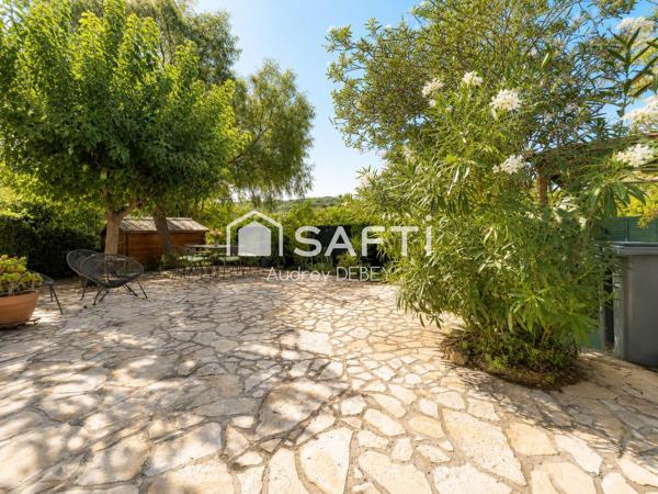 À QUELQUES MINUTES DU CÉLÈBRE VILLAGE MÉDIÉVAL DU CASTELLET, PROFITEZ D’UNE VÉRITABLE VIE DE VILLAGE AVEC COMMERCES À PROXIMITÉ ET LITTORAL