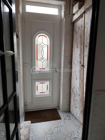 PERREY Cyril - BSK IMMOBILIER vous présente :

Maison mitoyenne comprenant 6 pièces sur 117 m² habitable, un terrain clos et arboré de 285m², située très proche du centre ville de Nangis.
Cette charmante ville dispose de toutes commodités, d'une gare SNCF (ligne Paris gare de l'est / Provins), de plusieurs lignes de BUS, ainsi que différents établissements scolaires allant de la maternelle au CFA.

Cette belle bâtisse ancienne se compose : 

Au rez-de-chaussée : une entrée, un séjour (avec une cheminée insert), une salle à manger, une cuisine ouverte (aménagée et équipée), une salle d'eau avec WC, une chambre avec dressing et une véranda chauffée (installée en 2017).
À l'étage : refait entièrement en 2015, un palier desservant trois chambres et une salle de bains avec WC.
La maison est équipée de fenêtres double vitrage PVC (installé en 2014)
En dépendances : un atelier avec grenier, une dépendance en dur et une petite cave accessible de la maison.

Les +++ Véranda AKENA sous garantie décennale jusqu'en 2027
              Chauffage électrique + insert bois dans le séjour.
              Assainissement collectif 
              Raccordement à l'ADSL

A très vite pour une visite