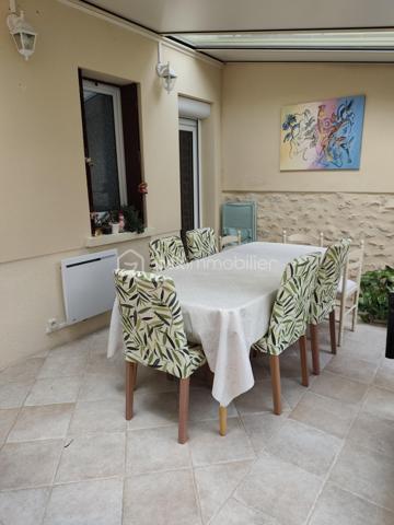 PERREY Cyril - BSK IMMOBILIER vous présente :

Maison mitoyenne comprenant 6 pièces sur 117 m² habitable, un terrain clos et arboré de 285m², située très proche du centre ville de Nangis.
Cette charmante ville dispose de toutes commodités, d'une gare SNCF (ligne Paris gare de l'est / Provins), de plusieurs lignes de BUS, ainsi que différents établissements scolaires allant de la maternelle au CFA.

Cette belle bâtisse ancienne se compose : 

Au rez-de-chaussée : une entrée, un séjour (avec une cheminée insert), une salle à manger, une cuisine ouverte (aménagée et équipée), une salle d'eau avec WC, une chambre avec dressing et une véranda chauffée (installée en 2017).
À l'étage : refait entièrement en 2015, un palier desservant trois chambres et une salle de bains avec WC.
La maison est équipée de fenêtres double vitrage PVC (installé en 2014)
En dépendances : un atelier avec grenier, une dépendance en dur et une petite cave accessible de la maison.

Les +++ Véranda AKENA sous garantie décennale jusqu'en 2027
              Chauffage électrique + insert bois dans le séjour.
              Assainissement collectif 
              Raccordement à l'ADSL

A très vite pour une visite