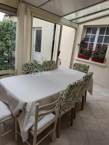 PERREY Cyril - BSK IMMOBILIER vous présente :

Maison mitoyenne comprenant 6 pièces sur 117 m² habitable, un terrain clos et arboré de 285m², située très proche du centre ville de Nangis.
Cette charmante ville dispose de toutes commodités, d'une gare SNCF (ligne Paris gare de l'est / Provins), de plusieurs lignes de BUS, ainsi que différents établissements scolaires allant de la maternelle au CFA.

Cette belle bâtisse ancienne se compose : 

Au rez-de-chaussée : une entrée, un séjour (avec une cheminée insert), une salle à manger, une cuisine ouverte (aménagée et équipée), une salle d'eau avec WC, une chambre avec dressing et une véranda chauffée (installée en 2017).
À l'étage : refait entièrement en 2015, un palier desservant trois chambres et une salle de bains avec WC.
La maison est équipée de fenêtres double vitrage PVC (installé en 2014)
En dépendances : un atelier avec grenier, une dépendance en dur et une petite cave accessible de la maison.

Les +++ Véranda AKENA sous garantie décennale jusqu'en 2027
              Chauffage électrique + insert bois dans le séjour.
              Assainissement collectif 
              Raccordement à l'ADSL

A très vite pour une visite