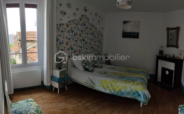 PERREY Cyril - BSK IMMOBILIER vous présente :

Maison mitoyenne comprenant 6 pièces sur 117 m² habitable, un terrain clos et arboré de 285m², située très proche du centre ville de Nangis.
Cette charmante ville dispose de toutes commodités, d'une gare SNCF (ligne Paris gare de l'est / Provins), de plusieurs lignes de BUS, ainsi que différents établissements scolaires allant de la maternelle au CFA.

Cette belle bâtisse ancienne se compose : 

Au rez-de-chaussée : une entrée, un séjour (avec une cheminée insert), une salle à manger, une cuisine ouverte (aménagée et équipée), une salle d'eau avec WC, une chambre avec dressing et une véranda chauffée (installée en 2017).
À l'étage : refait entièrement en 2015, un palier desservant trois chambres et une salle de bains avec WC.
La maison est équipée de fenêtres double vitrage PVC (installé en 2014)
En dépendances : un atelier avec grenier, une dépendance en dur et une petite cave accessible de la maison.

Les +++ Véranda AKENA sous garantie décennale jusqu'en 2027
              Chauffage électrique + insert bois dans le séjour.
              Assainissement collectif 
              Raccordement à l'ADSL

A très vite pour une visite