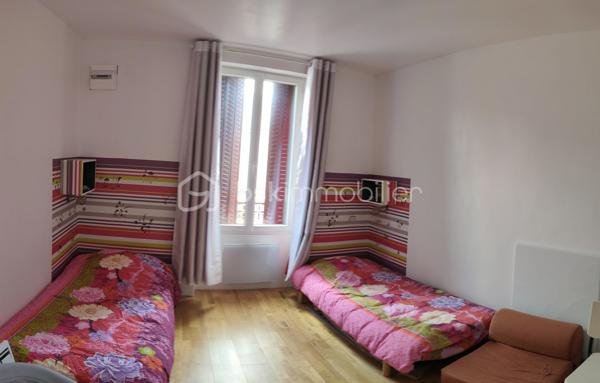 PERREY Cyril - BSK IMMOBILIER vous présente :

Maison mitoyenne comprenant 6 pièces sur 117 m² habitable, un terrain clos et arboré de 285m², située très proche du centre ville de Nangis.
Cette charmante ville dispose de toutes commodités, d'une gare SNCF (ligne Paris gare de l'est / Provins), de plusieurs lignes de BUS, ainsi que différents établissements scolaires allant de la maternelle au CFA.

Cette belle bâtisse ancienne se compose : 

Au rez-de-chaussée : une entrée, un séjour (avec une cheminée insert), une salle à manger, une cuisine ouverte (aménagée et équipée), une salle d'eau avec WC, une chambre avec dressing et une véranda chauffée (installée en 2017).
À l'étage : refait entièrement en 2015, un palier desservant trois chambres et une salle de bains avec WC.
La maison est équipée de fenêtres double vitrage PVC (installé en 2014)
En dépendances : un atelier avec grenier, une dépendance en dur et une petite cave accessible de la maison.

Les +++ Véranda AKENA sous garantie décennale jusqu'en 2027
              Chauffage électrique + insert bois dans le séjour.
              Assainissement collectif 
              Raccordement à l'ADSL

A très vite pour une visite