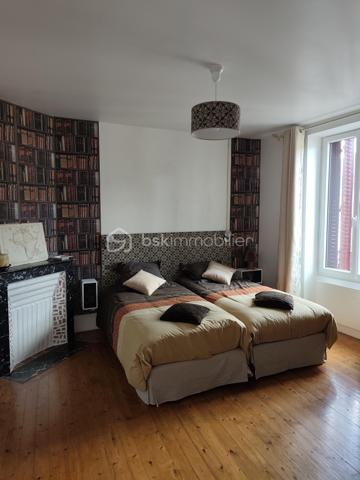 PERREY Cyril - BSK IMMOBILIER vous présente :

Maison mitoyenne comprenant 6 pièces sur 117 m² habitable, un terrain clos et arboré de 285m², située très proche du centre ville de Nangis.
Cette charmante ville dispose de toutes commodités, d'une gare SNCF (ligne Paris gare de l'est / Provins), de plusieurs lignes de BUS, ainsi que différents établissements scolaires allant de la maternelle au CFA.

Cette belle bâtisse ancienne se compose : 

Au rez-de-chaussée : une entrée, un séjour (avec une cheminée insert), une salle à manger, une cuisine ouverte (aménagée et équipée), une salle d'eau avec WC, une chambre avec dressing et une véranda chauffée (installée en 2017).
À l'étage : refait entièrement en 2015, un palier desservant trois chambres et une salle de bains avec WC.
La maison est équipée de fenêtres double vitrage PVC (installé en 2014)
En dépendances : un atelier avec grenier, une dépendance en dur et une petite cave accessible de la maison.

Les +++ Véranda AKENA sous garantie décennale jusqu'en 2027
              Chauffage électrique + insert bois dans le séjour.
              Assainissement collectif 
              Raccordement à l'ADSL

A très vite pour une visite