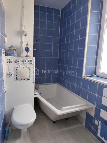 PERREY Cyril - BSK IMMOBILIER vous présente :

Maison mitoyenne comprenant 6 pièces sur 117 m² habitable, un terrain clos et arboré de 285m², située très proche du centre ville de Nangis.
Cette charmante ville dispose de toutes commodités, d'une gare SNCF (ligne Paris gare de l'est / Provins), de plusieurs lignes de BUS, ainsi que différents établissements scolaires allant de la maternelle au CFA.

Cette belle bâtisse ancienne se compose : 

Au rez-de-chaussée : une entrée, un séjour (avec une cheminée insert), une salle à manger, une cuisine ouverte (aménagée et équipée), une salle d'eau avec WC, une chambre avec dressing et une véranda chauffée (installée en 2017).
À l'étage : refait entièrement en 2015, un palier desservant trois chambres et une salle de bains avec WC.
La maison est équipée de fenêtres double vitrage PVC (installé en 2014)
En dépendances : un atelier avec grenier, une dépendance en dur et une petite cave accessible de la maison.

Les +++ Véranda AKENA sous garantie décennale jusqu'en 2027
              Chauffage électrique + insert bois dans le séjour.
              Assainissement collectif 
              Raccordement à l'ADSL

A très vite pour une visite