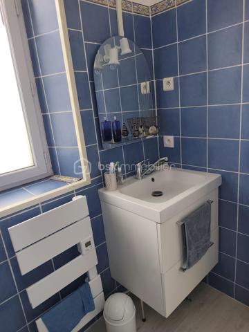 PERREY Cyril - BSK IMMOBILIER vous présente :

Maison mitoyenne comprenant 6 pièces sur 117 m² habitable, un terrain clos et arboré de 285m², située très proche du centre ville de Nangis.
Cette charmante ville dispose de toutes commodités, d'une gare SNCF (ligne Paris gare de l'est / Provins), de plusieurs lignes de BUS, ainsi que différents établissements scolaires allant de la maternelle au CFA.

Cette belle bâtisse ancienne se compose : 

Au rez-de-chaussée : une entrée, un séjour (avec une cheminée insert), une salle à manger, une cuisine ouverte (aménagée et équipée), une salle d'eau avec WC, une chambre avec dressing et une véranda chauffée (installée en 2017).
À l'étage : refait entièrement en 2015, un palier desservant trois chambres et une salle de bains avec WC.
La maison est équipée de fenêtres double vitrage PVC (installé en 2014)
En dépendances : un atelier avec grenier, une dépendance en dur et une petite cave accessible de la maison.

Les +++ Véranda AKENA sous garantie décennale jusqu'en 2027
              Chauffage électrique + insert bois dans le séjour.
              Assainissement collectif 
              Raccordement à l'ADSL

A très vite pour une visite