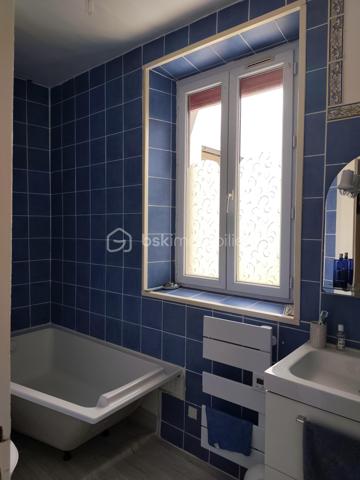 PERREY Cyril - BSK IMMOBILIER vous présente :

Maison mitoyenne comprenant 6 pièces sur 117 m² habitable, un terrain clos et arboré de 285m², située très proche du centre ville de Nangis.
Cette charmante ville dispose de toutes commodités, d'une gare SNCF (ligne Paris gare de l'est / Provins), de plusieurs lignes de BUS, ainsi que différents établissements scolaires allant de la maternelle au CFA.

Cette belle bâtisse ancienne se compose : 

Au rez-de-chaussée : une entrée, un séjour (avec une cheminée insert), une salle à manger, une cuisine ouverte (aménagée et équipée), une salle d'eau avec WC, une chambre avec dressing et une véranda chauffée (installée en 2017).
À l'étage : refait entièrement en 2015, un palier desservant trois chambres et une salle de bains avec WC.
La maison est équipée de fenêtres double vitrage PVC (installé en 2014)
En dépendances : un atelier avec grenier, une dépendance en dur et une petite cave accessible de la maison.

Les +++ Véranda AKENA sous garantie décennale jusqu'en 2027
              Chauffage électrique + insert bois dans le séjour.
              Assainissement collectif 
              Raccordement à l'ADSL

A très vite pour une visite
